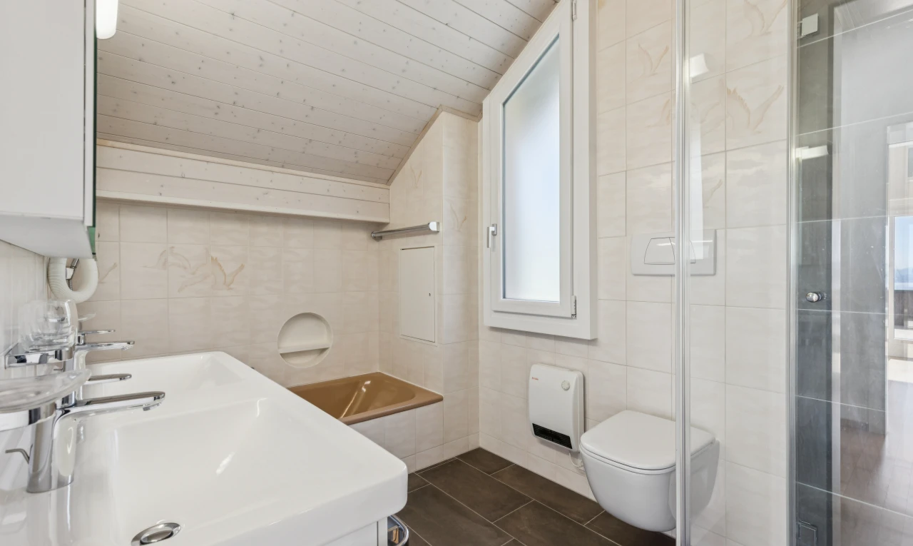 salle de bains avec salle de bain complète, tile wall, mur en carrelage, douche, et évier