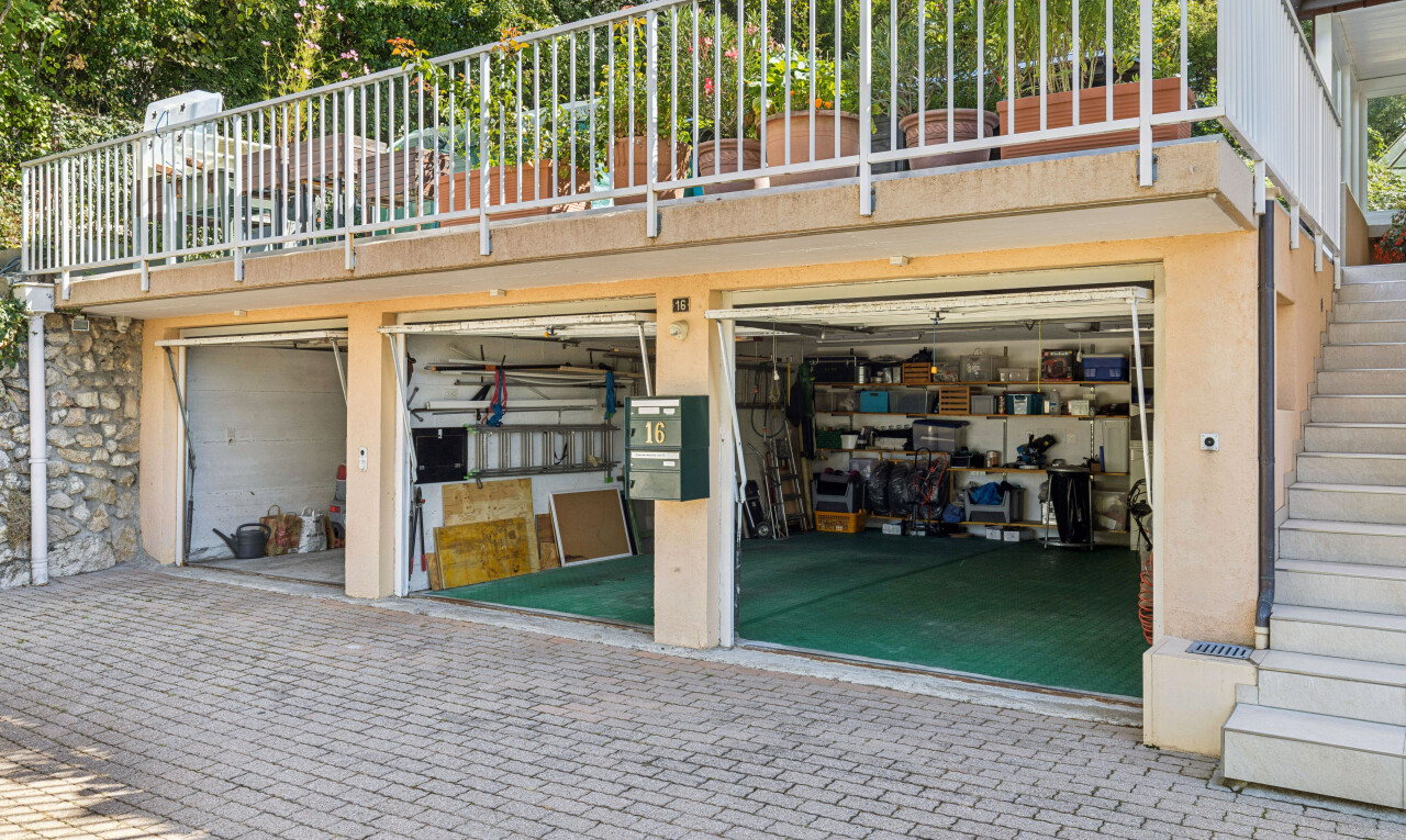 parking avec garage, escaliers, et allée