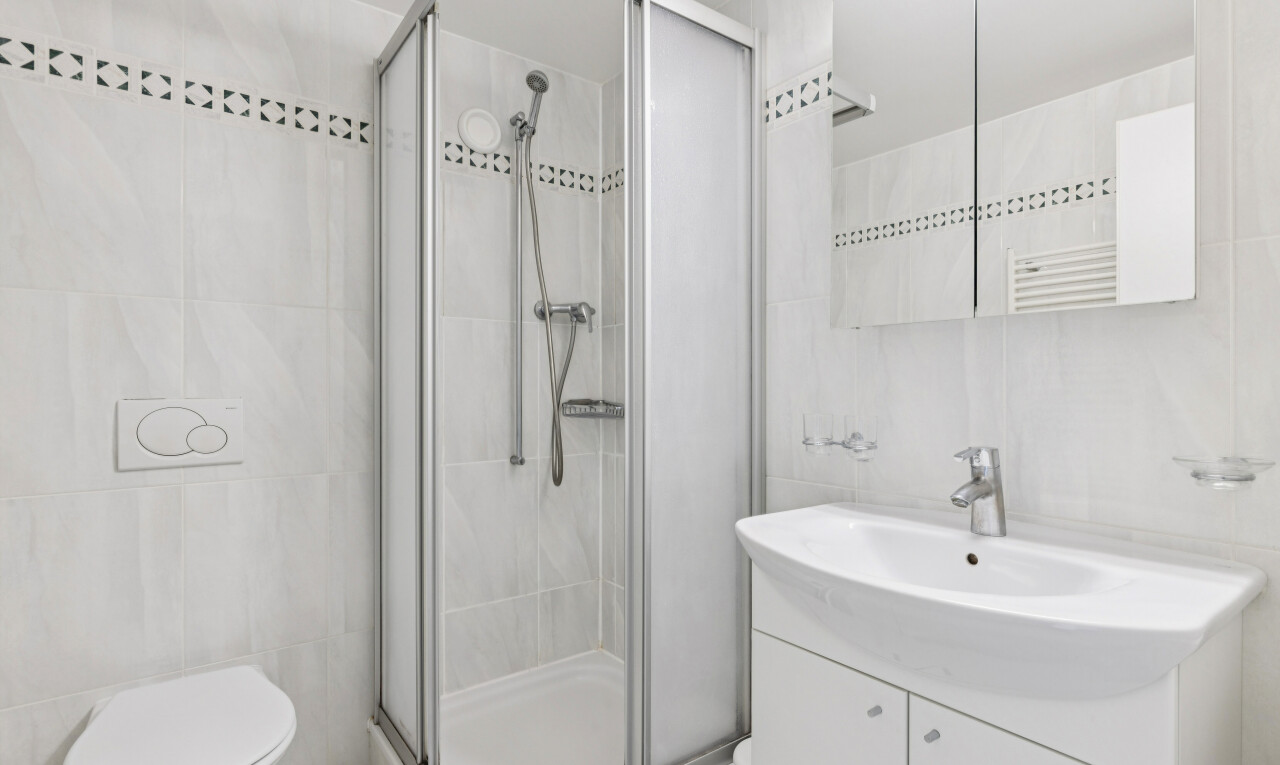 salle de bains avec tile wall, mur en carrelage, douche, salle de bain complète, et miroir