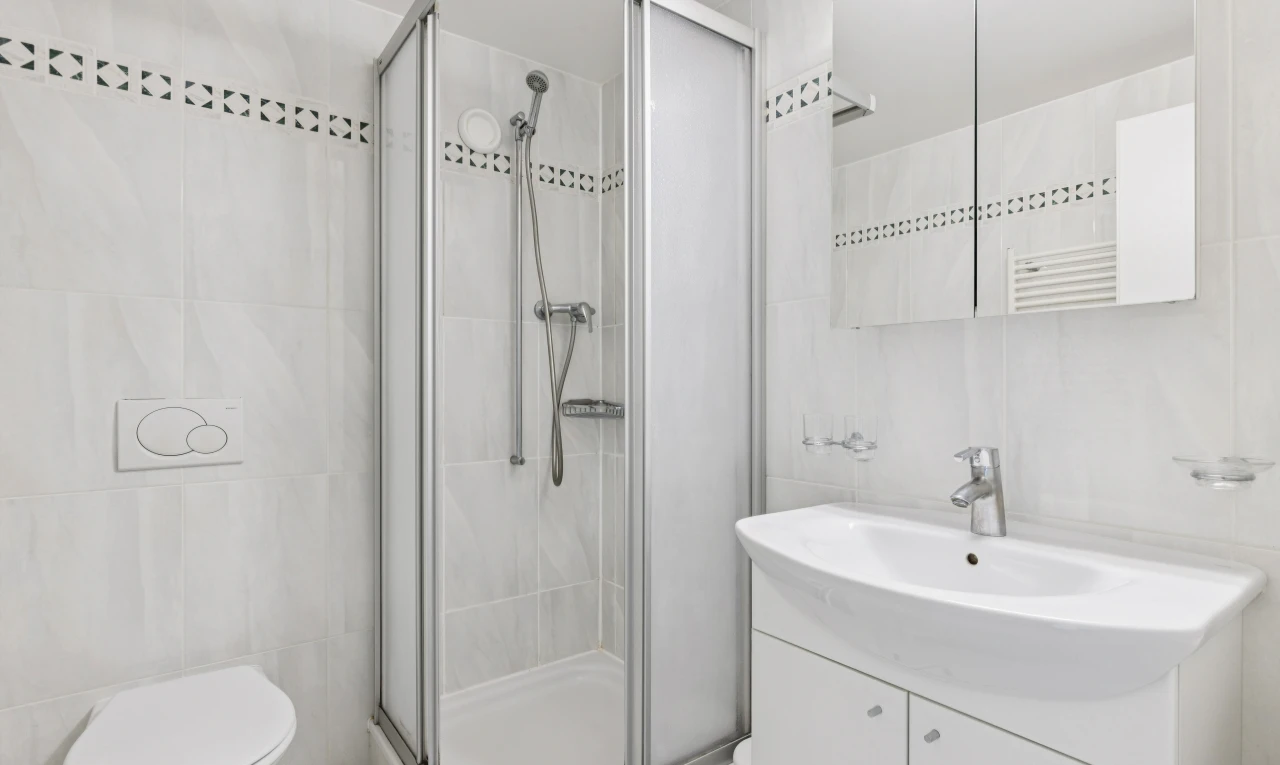 salle de bains avec tile wall, mur en carrelage, douche, salle de bain complète, et miroir