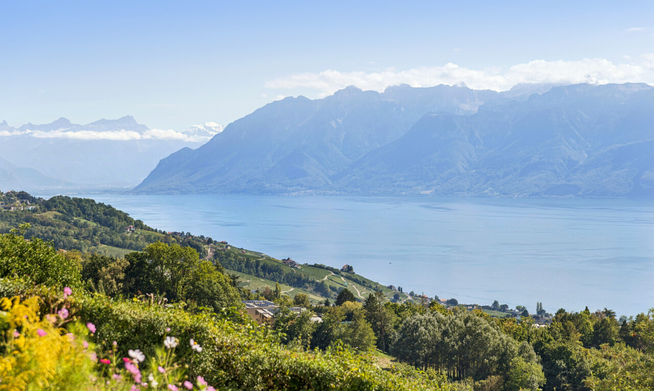 vue sur la montagne avec vue sur la montagne, mountain view, day time, vue sur l'eau, et water view