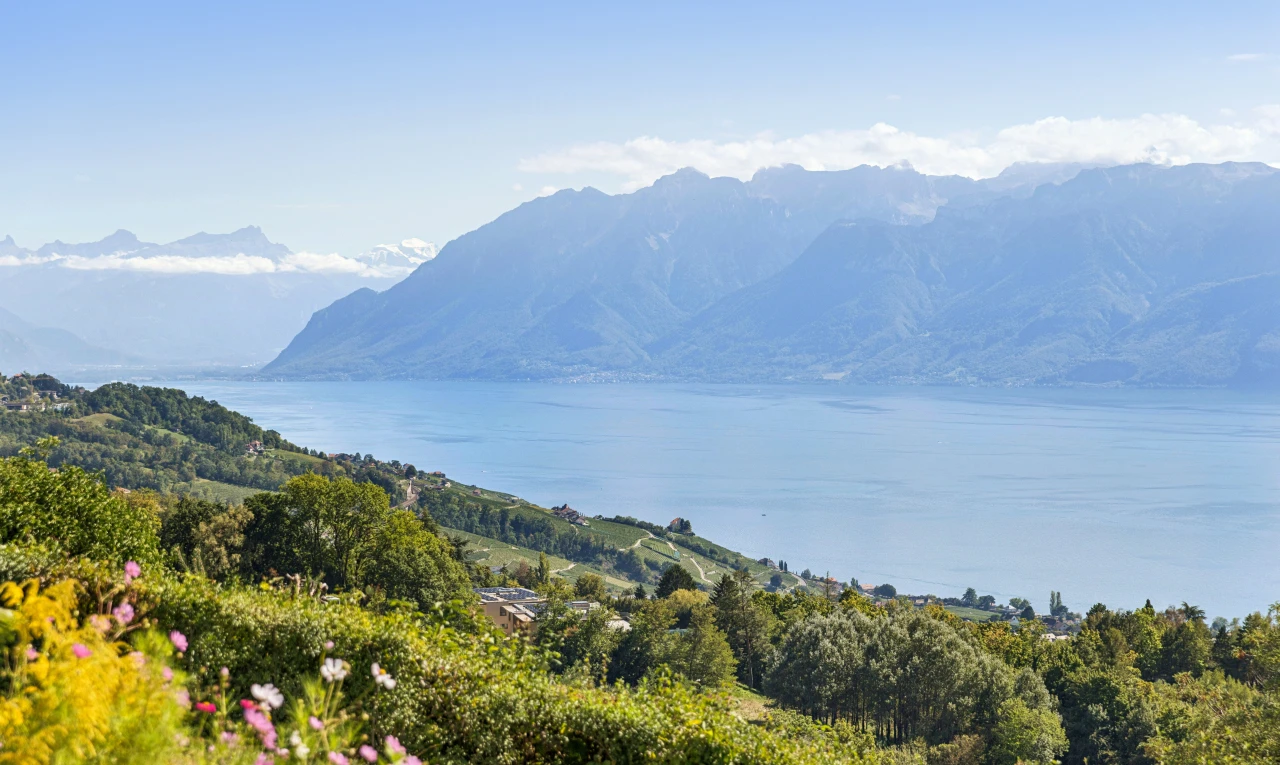 vue sur la montagne avec vue sur la montagne, mountain view, day time, vue sur l'eau, et water view