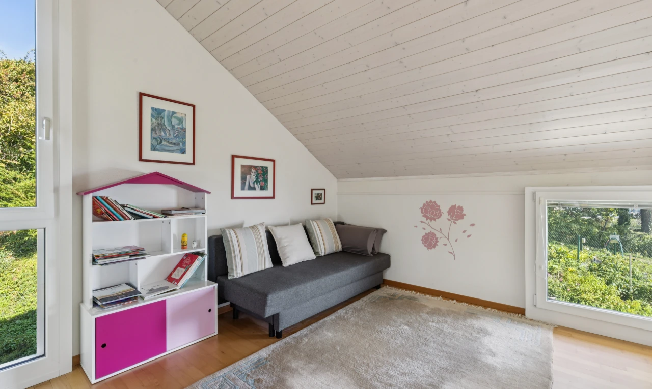 salon avec vaulted ceiling, plafond voûté, inside property, wood ceiling, et plafond en bois