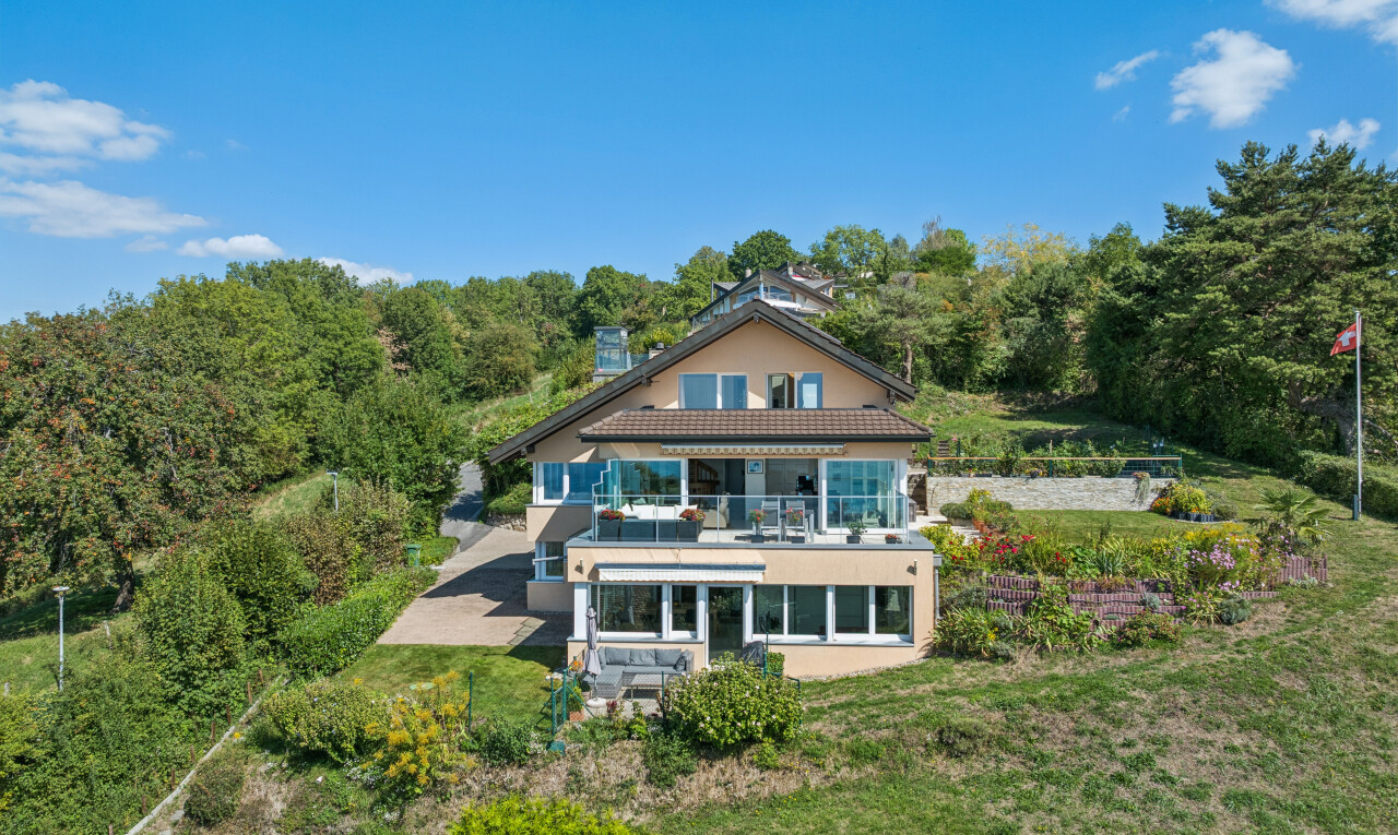 façade avec property visible, day time, véranda, drone view, et aerial subject clear