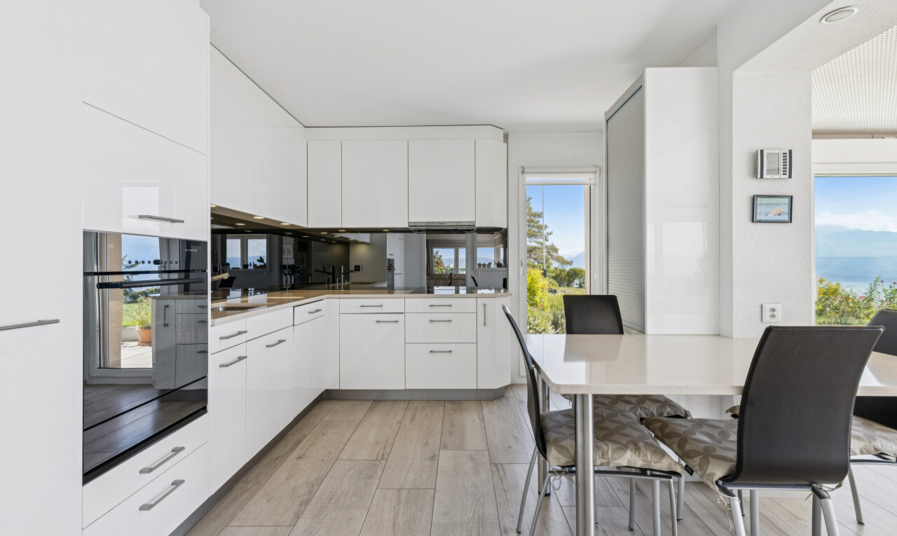 cuisine avec day time, four, light floor, white cabinets, et armoires blanches