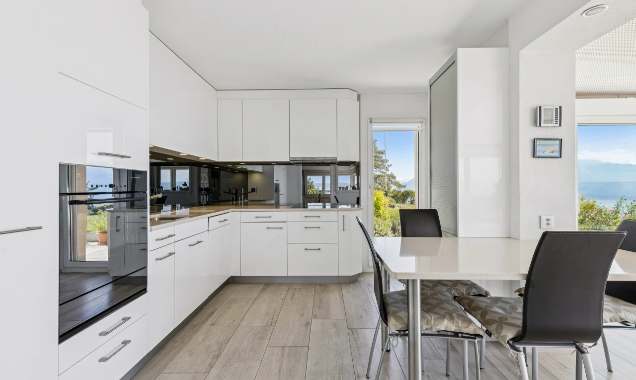 cuisine avec day time, four, light floor, white cabinets, et armoires blanches