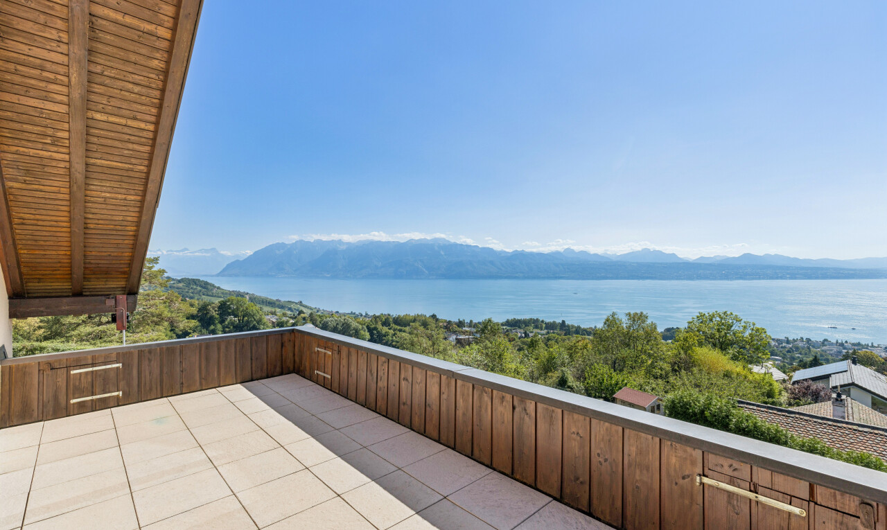 terrasse avec view focus, terrasse, mountain view, vue sur la montagne, et from property
