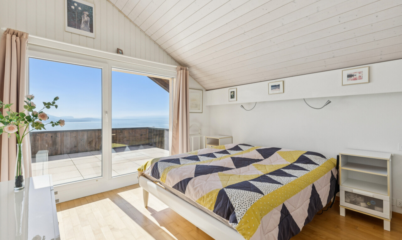 chambre avec vaulted ceiling, plafond voûté, pièce supplémentaire, wood finish floor, et sol en finition bois
