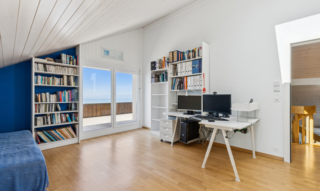 bureau avec vaulted ceiling, plafond voûté, drywall, cloison sèche, et télévision