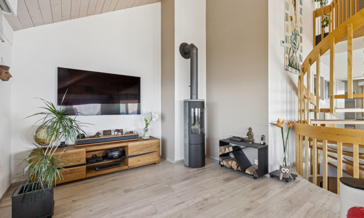 salon avec vaulted ceiling, plafond voûté, télévision, drywall, et cloison sèche