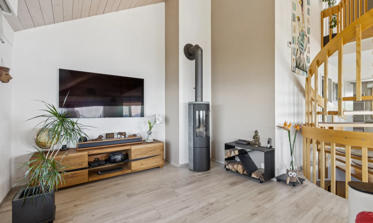 salon avec vaulted ceiling, plafond voûté, télévision, drywall, et cloison sèche