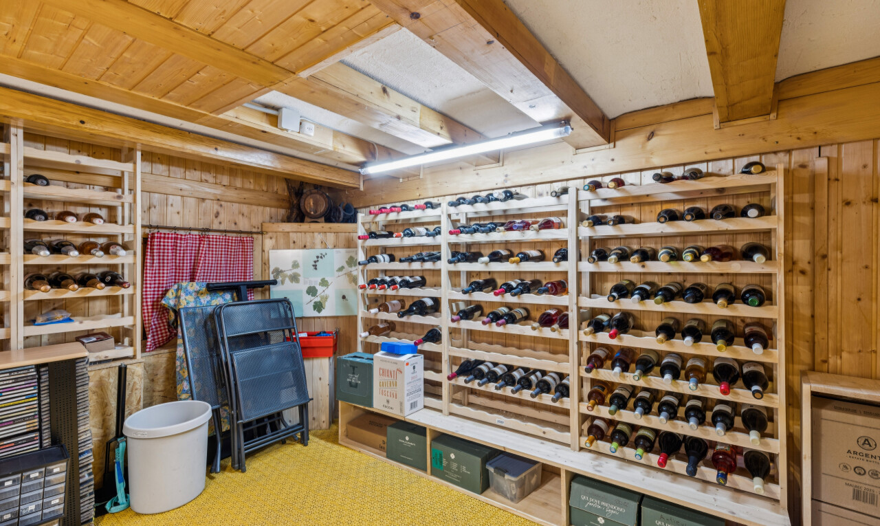 cave avec plafond à poutres, beamed ceiling, dated wood wall, mur en bois, et wood wall