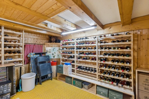 cave avec plafond à poutres, beamed ceiling, dated wood wall, mur en bois, et wood wall