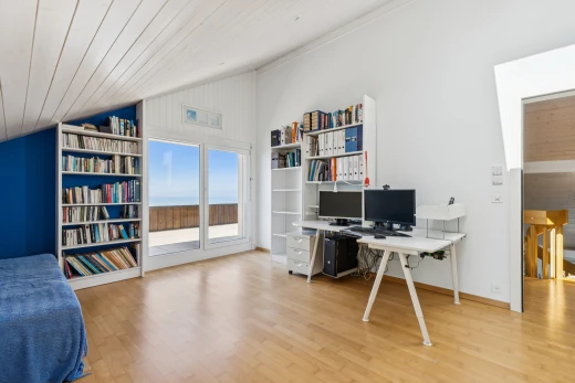 bureau avec vaulted ceiling, plafond voûté, drywall, cloison sèche, et télévision