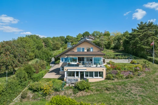 façade avec property visible, day time, véranda, drone view, et aerial subject clear