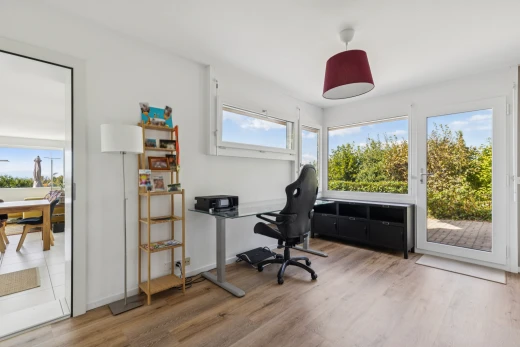 bureau avec accès à l'extérieur, day time, drywall, cloison sèche, et lumière naturelle
