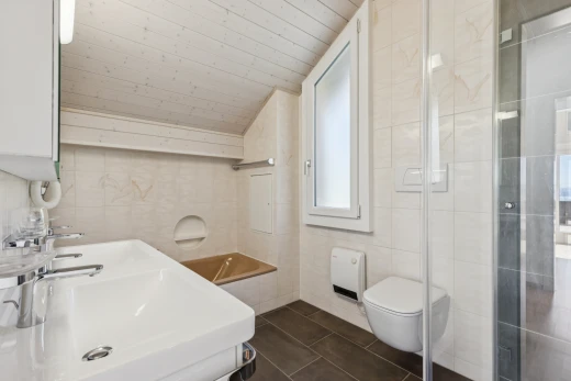 salle de bains avec salle de bain complète, tile wall, mur en carrelage, douche, et évier