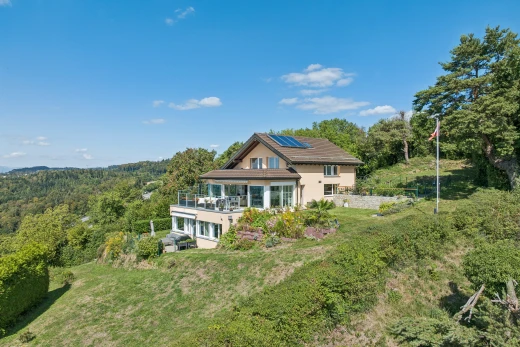 façade avec panneaux solaires, property visible, day time, forest view, et vue sur la forêt