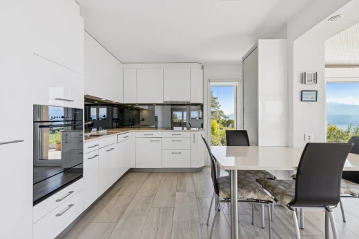 cuisine avec day time, four, light floor, white cabinets, et armoires blanches