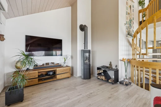 salon avec vaulted ceiling, plafond voûté, télévision, drywall, et cloison sèche