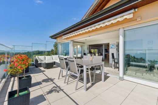 terrasse avec espace de vie extérieur, terrasse, auvent, day time, et from property