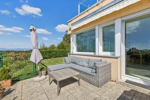 terrasse avec espace de vie extérieur, auvent, from property, terrasse, et day time