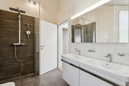 salle de bains avec douche, salle de bain complète, double vasque, dark floor, et évier