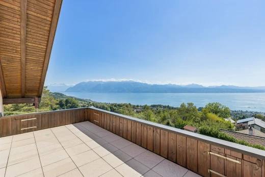 terrasse avec view focus, terrasse, mountain view, vue sur la montagne, et from property
