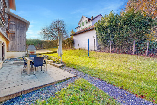 jardin avec terrasse, pelouse, clôture, et day time