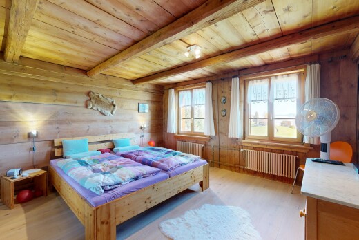 chambre avec wood ceiling, plafond en bois, beamed ceiling, plafond à poutres, et wood wall