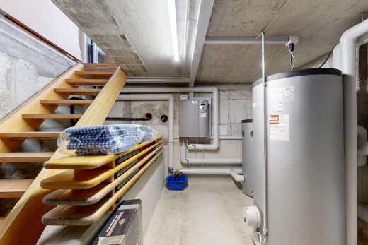 espace intérieur avec chauffe-eau