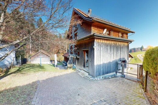 façade avec bardage vertical, property visible, day time, bardage en bois, et pelouse