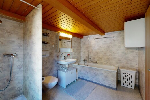 salle de bains avec miroir, inside property, salle de bain complète, beamed ceiling, et plafond à poutres