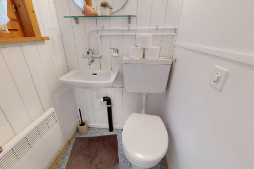 salle de bains avec miroir, inside property, toilette, et ventilation