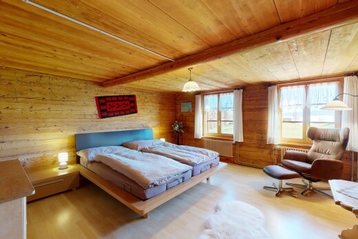 chambre avec mur en bois, wood wall, plafond à poutres, beamed ceiling, et plafond en bois