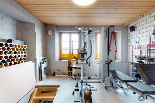 gym avec inside community, natural light, et wood ceiling