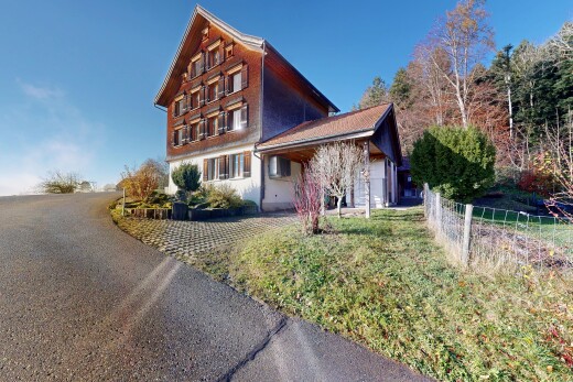 façade avec property visible, day time, garage attaché, et clôture