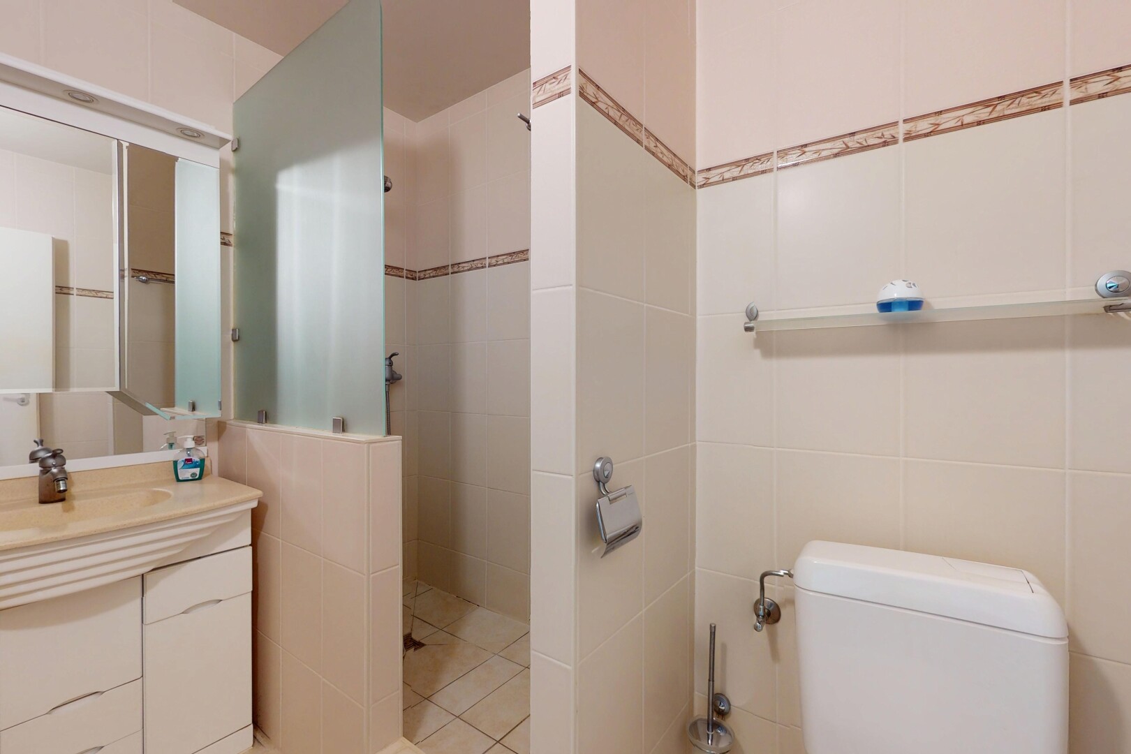 bad mit inside property, komplettes badezimmer, dusche, schminktisch, und spiegel