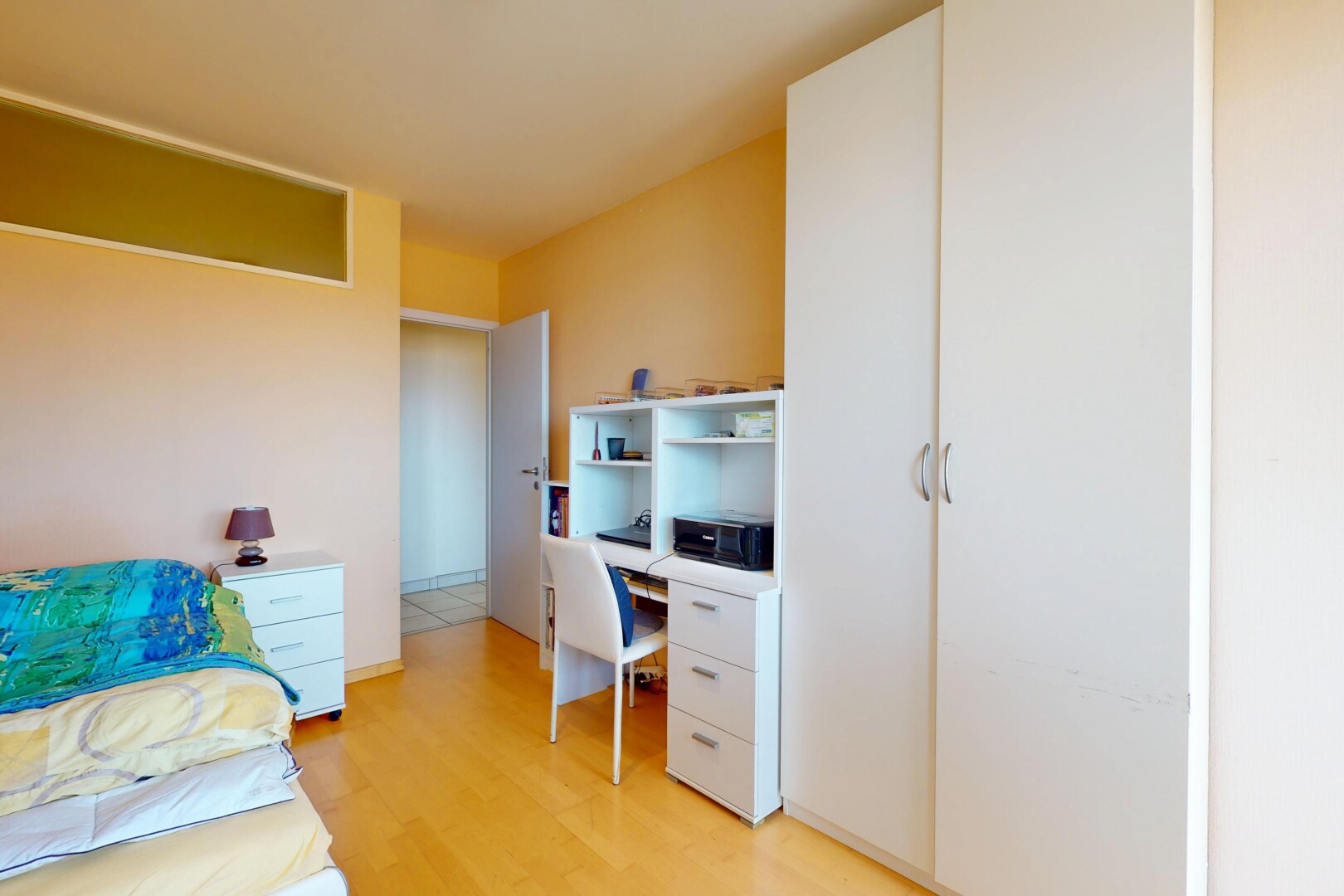 zimmer / schlafzimmer mit drywall, gipskartonwand, inside property, wood finish floor, und holzfußboden