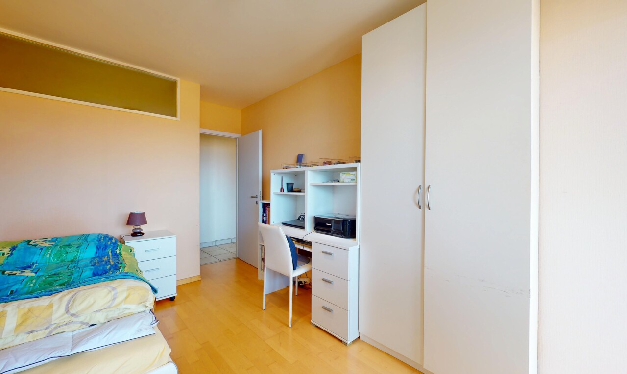 zimmer / schlafzimmer mit drywall, gipskartonwand, inside property, wood finish floor, und holzfußboden
