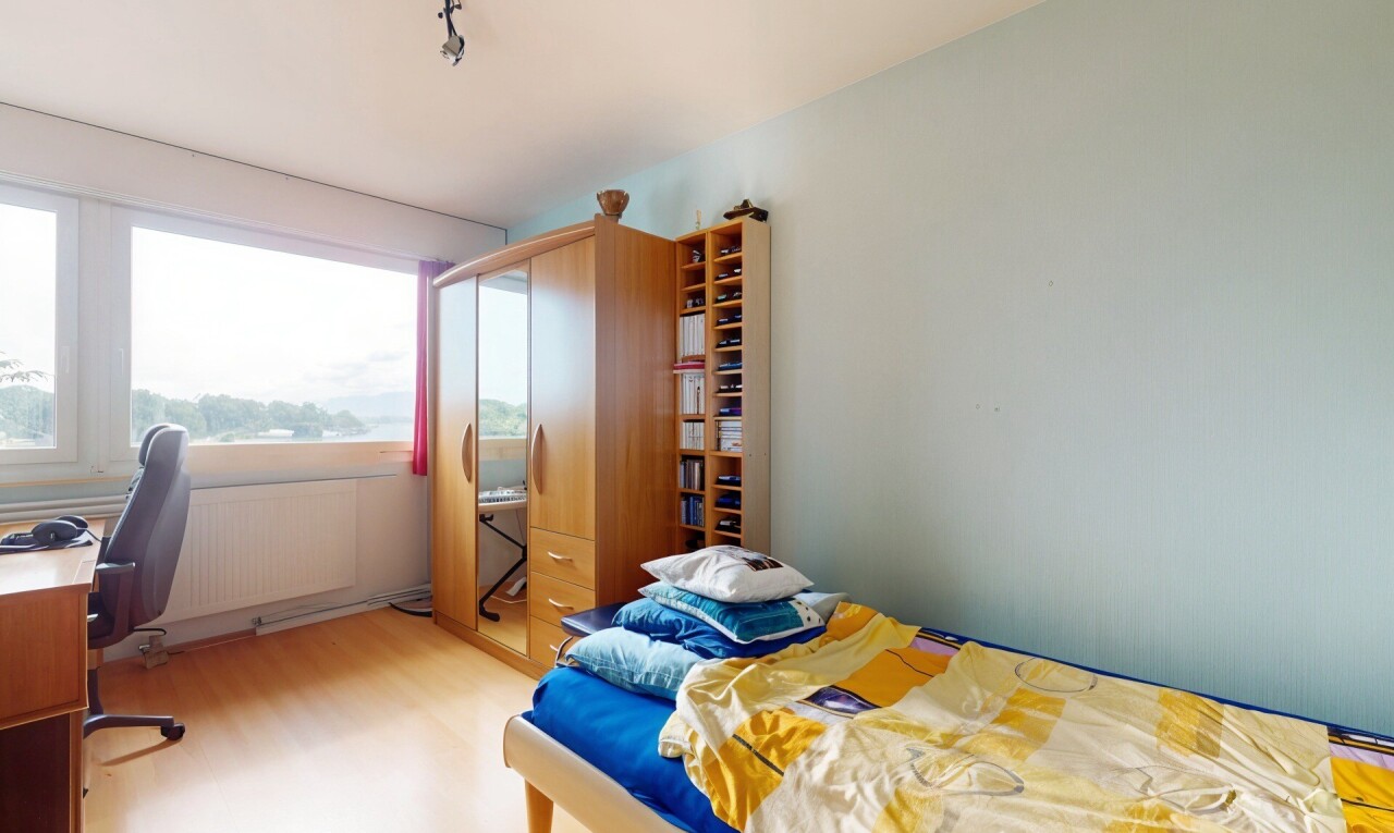 zimmer / schlafzimmer mit natürliches licht, natural light, inside property, bürobereich, und kühler