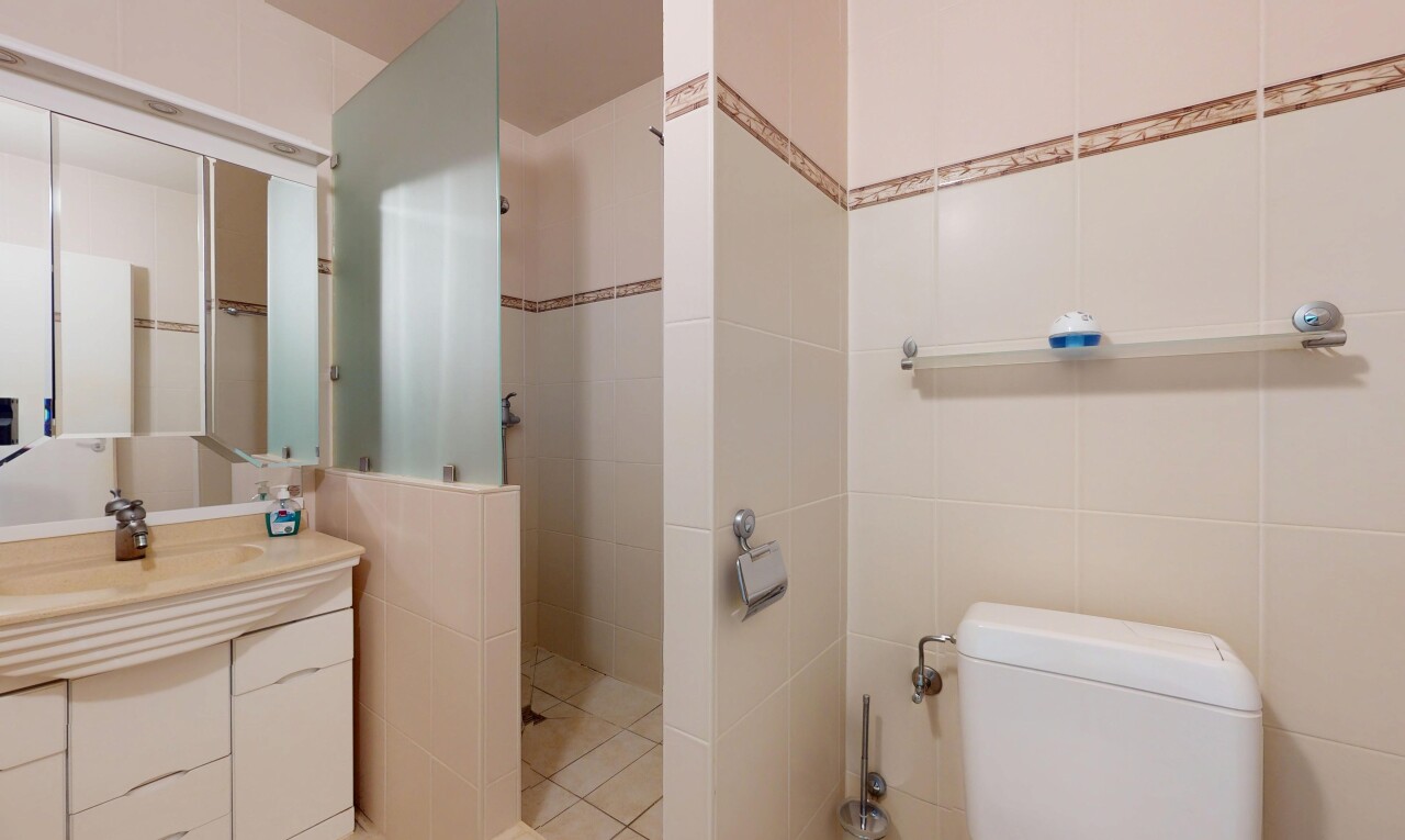 bad mit inside property, komplettes badezimmer, dusche, schminktisch, und spiegel