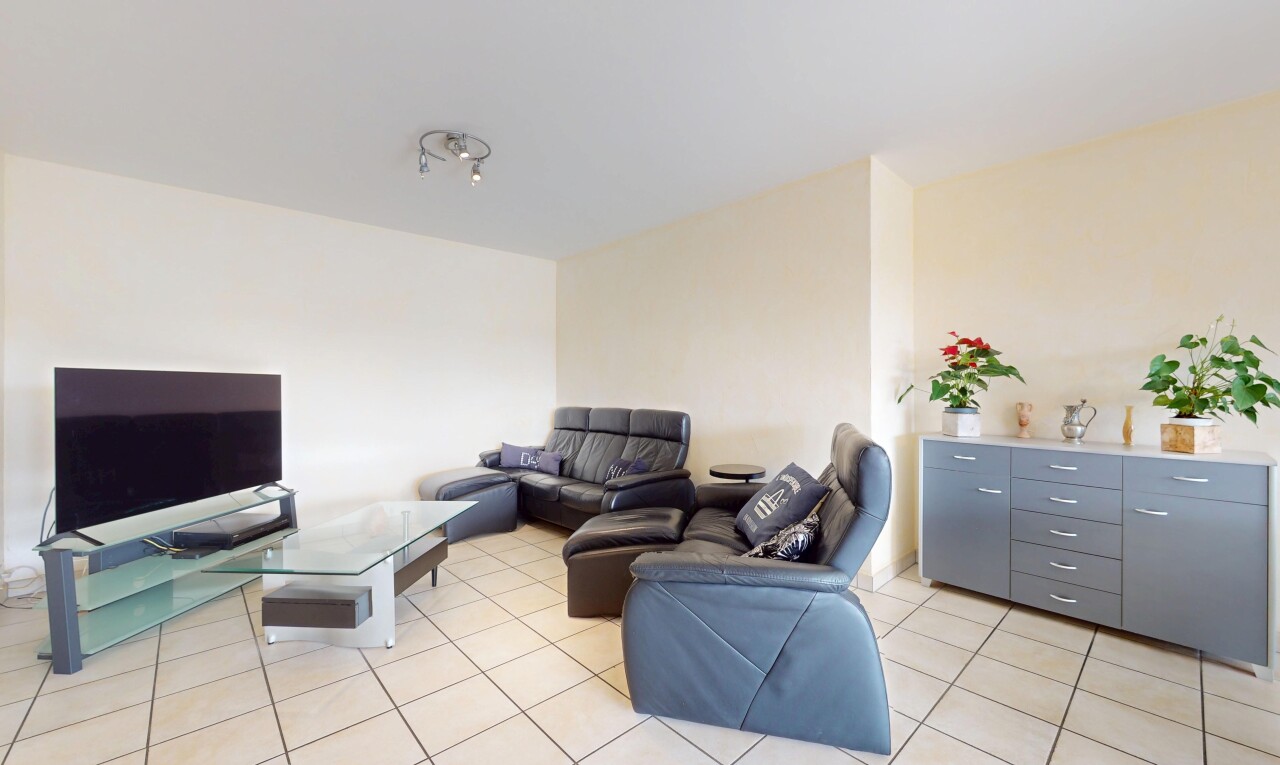 wohnzimmer mit fernseher, gipskartonwand, drywall, inside property, und fliesenboden