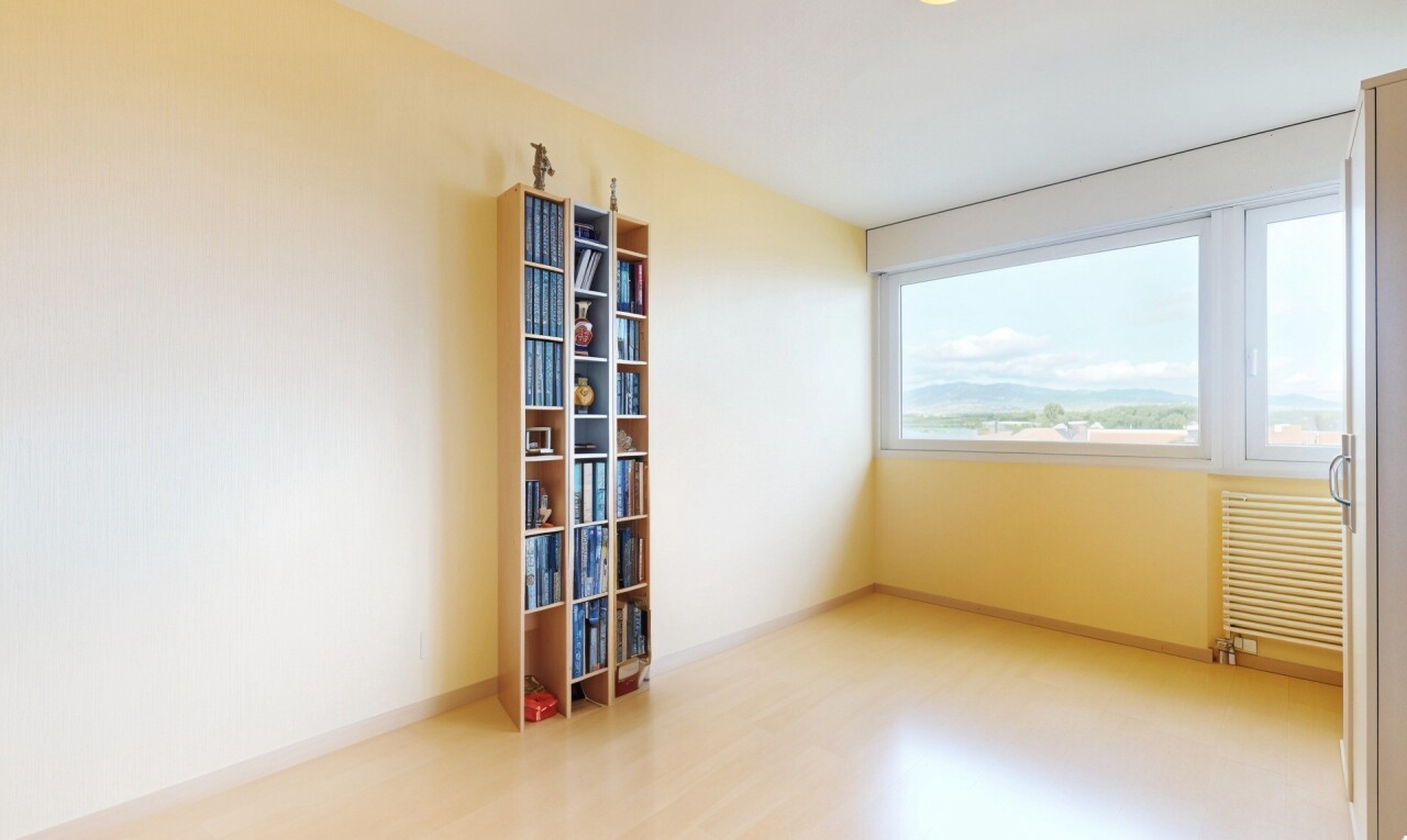 leerer raum mit natural light, natürliches licht, drywall, gipskartonwand, und kühler
