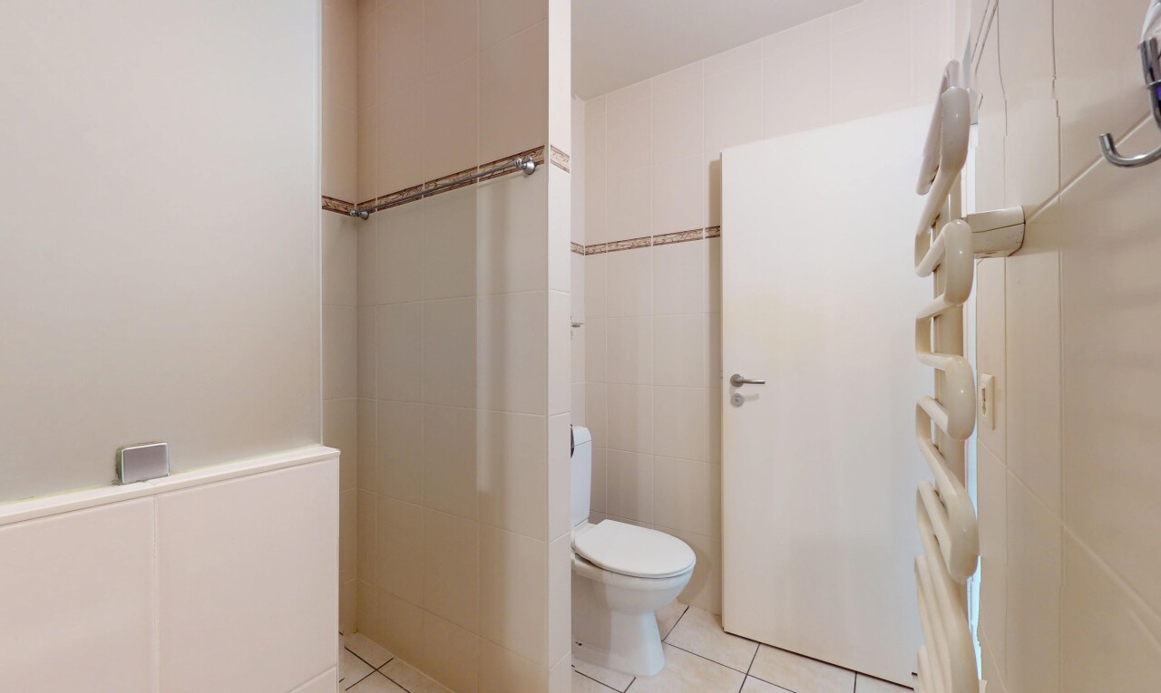 bad mit inside property, fliesenwand, tile wall, toilette, und fliesenboden