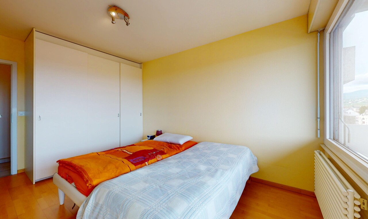 zimmer / schlafzimmer mit natürliches licht, natural light, kühler, holzfußboden, und wood finish floor