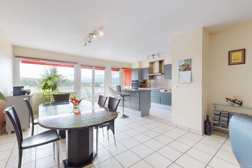 salle à manger avec inside property, cloison sèche, drywall, lumière naturelle, et natural light