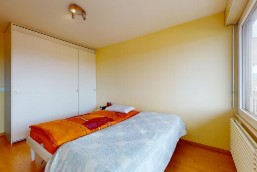 zimmer / schlafzimmer mit natürliches licht, natural light, kühler, holzfußboden, und wood finish floor