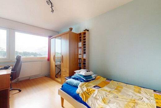 zimmer / schlafzimmer mit natürliches licht, natural light, inside property, bürobereich, und kühler