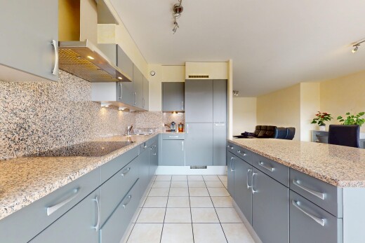 cuisine avec hotte, dosseret, backsplash, sol en carrelage, et tile floor